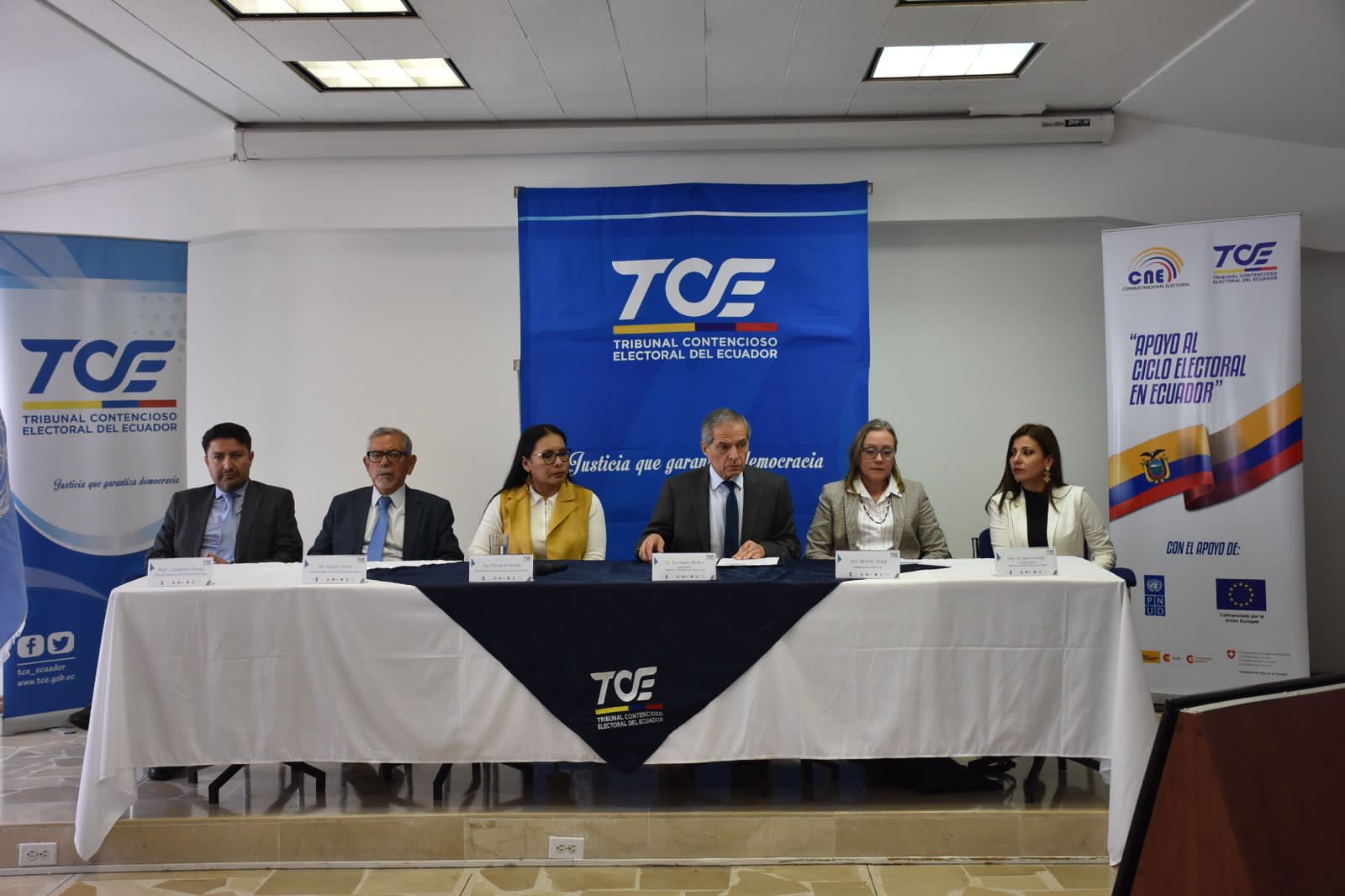Entrega de diplomas en Ecuador,  del Diplomado de Justicia Electoral